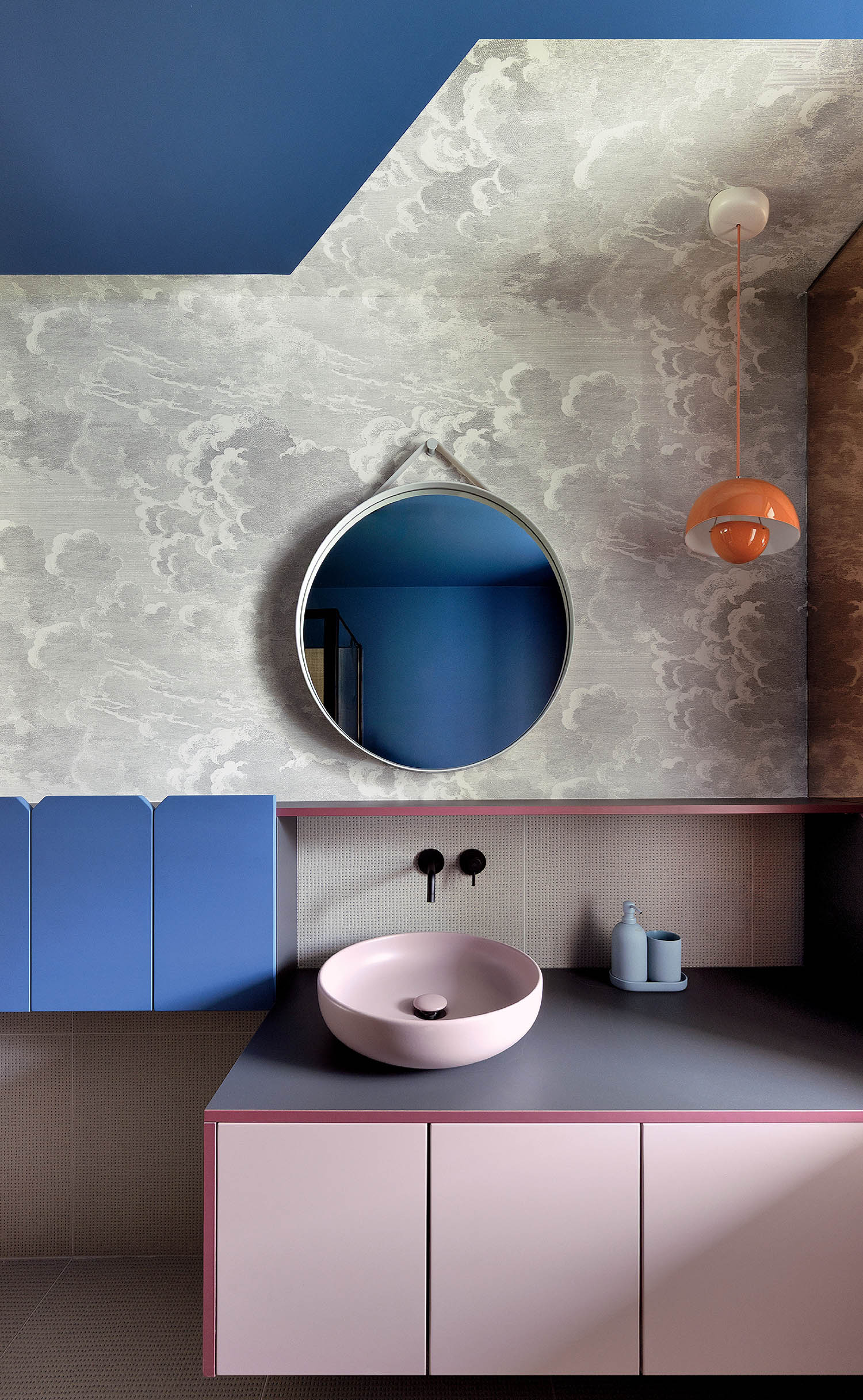 A bathroom with a sink and a mirror.