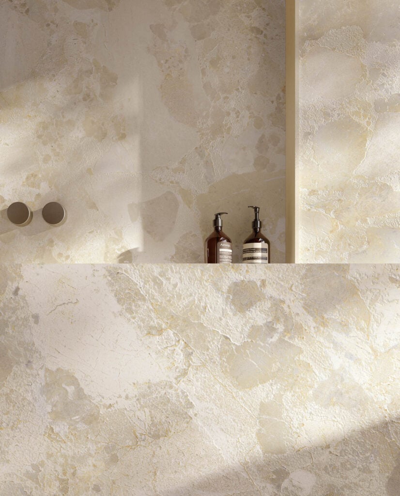 ubin kamar mandi berwarna pasir