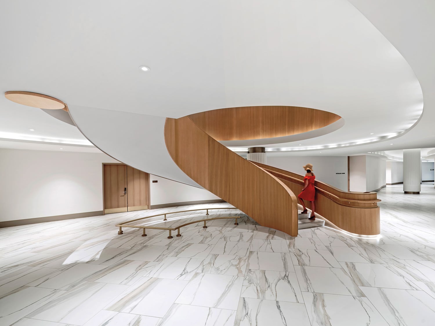 The grand staircase
with Calacatta Gold–style
porcelain floor tile