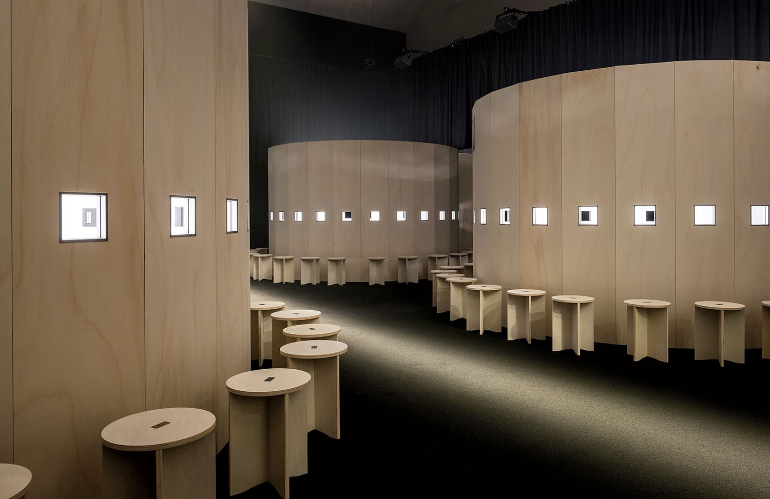 A room with a lot of tables and stools.
