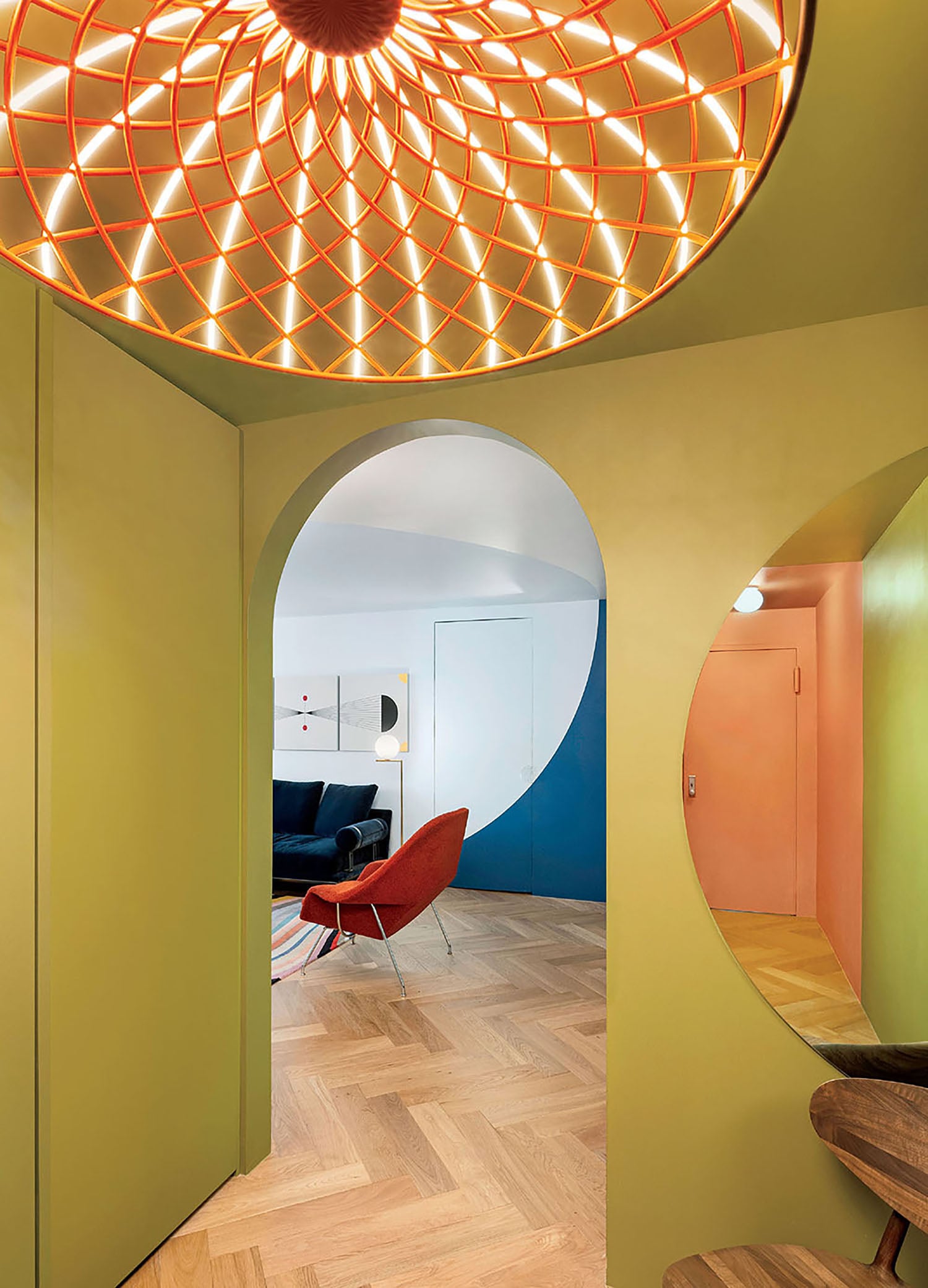 A room with a circular light fixture.
