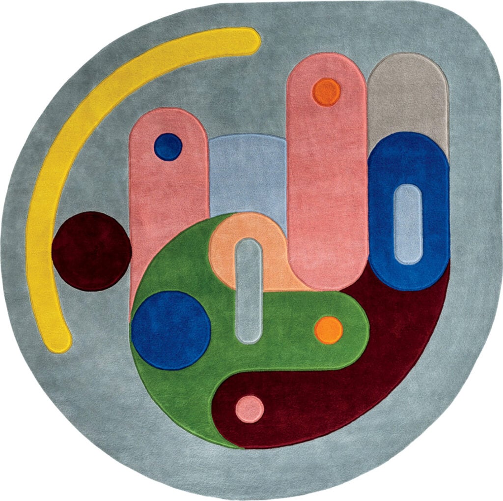 A rug with a circular design in the middle