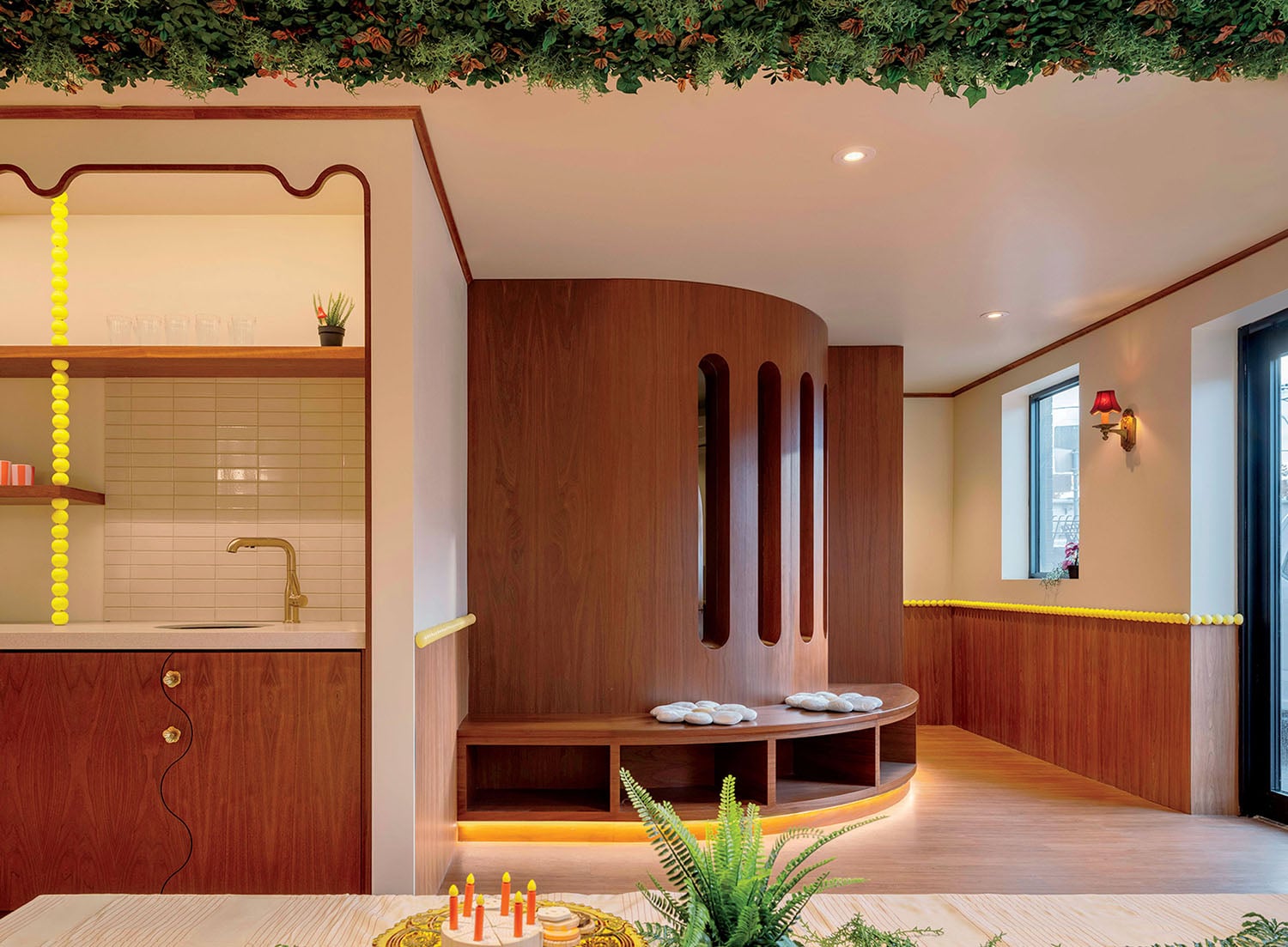 A bathroom with a sink and a mirror.